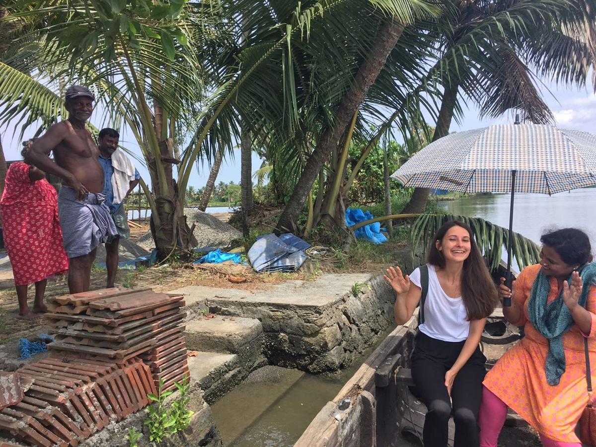 एर्नाकुलम डीटीपीसी और पल्लियाक्कल सर्विस को ऑपरेटिव बैंक द्वारा संयुक्त रूप से शुरू किए गए टूर पैकेज, यात्रियों को एरनाकुलम में एज्हिक्कारा पंचायत में पोकली खेती और गाँव के जीवन के कई तथ्यों का अनुभव करने में सक्षम करेगा। एर्नाकुलम डीटीपीसी और पल्लियाक्कल सर्विस को ऑपरेटिव बैंक द्वारा संयुक्त रूप से शुरू किए गए टूर पैकेज, यात्रियों को एरनाकुलम में एज्हिक्कारा पंचायत में पोकली खेती और गाँव के जीवन के कई तथ्यों का अनुभव करने में सक्षम करेगा।